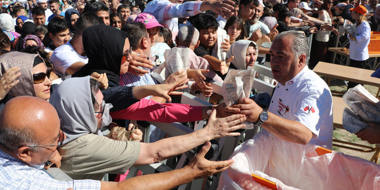 Kayseri'de vatandaşlara 1 ton sucuk döner dağıtıldı