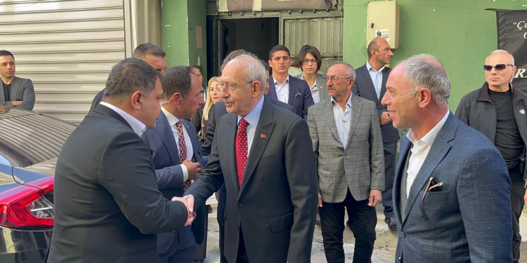 Kemal Kılıçdaroğlu, Sinan Ateş'in annesini evinde ziyaret etti