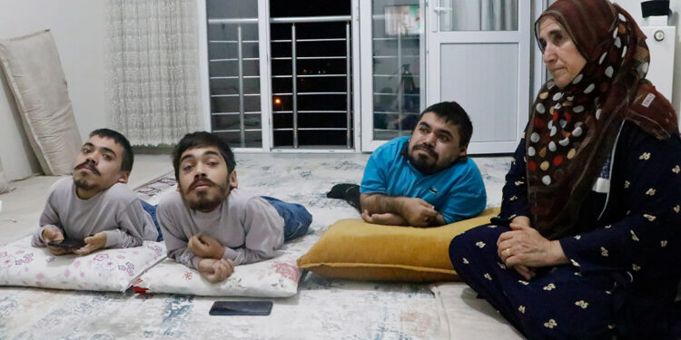 Kemik erimesi hastası 3 çocuğunu, her gün sırtında taşıyor