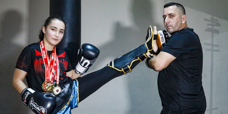 Kızına kendini korusun diye verdiği eğitim dünya birinciliği getirdi