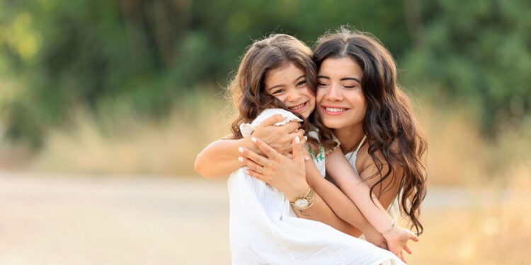 Kızının kolu göğsüne çarpınca meme kanseri olduğunu öğrendi