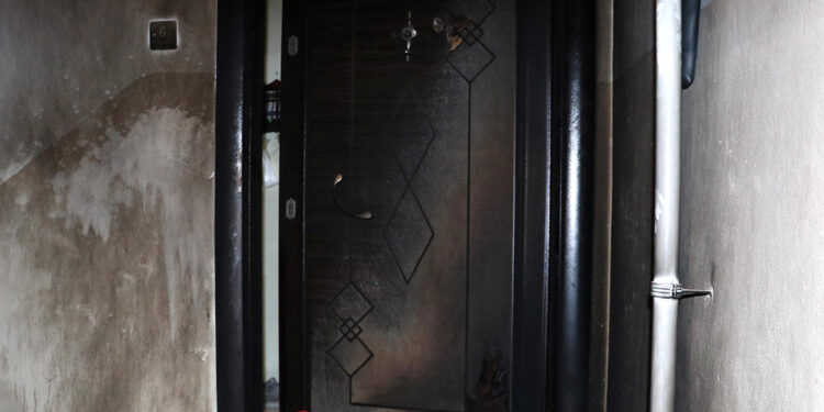 Komşusunun kapısına tiner döküp yaktı