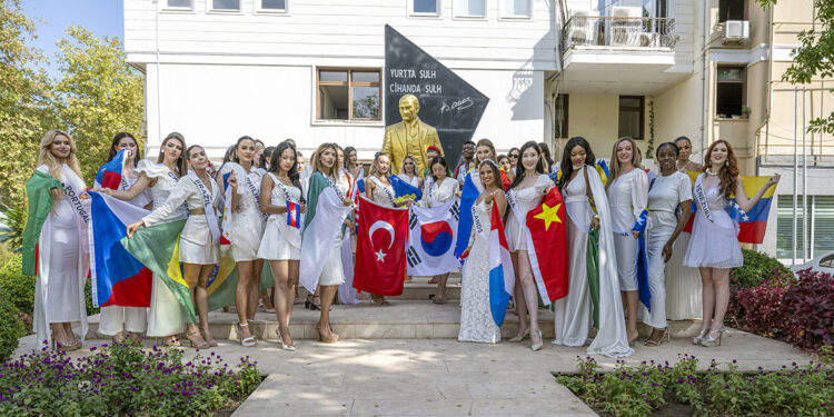 Kraliçe adaylarından dünyaya 'barış' çağrısı