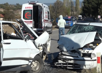 Kütahya'da 2 otomobil kafa kafaya çarpıştı; 5 yaralı