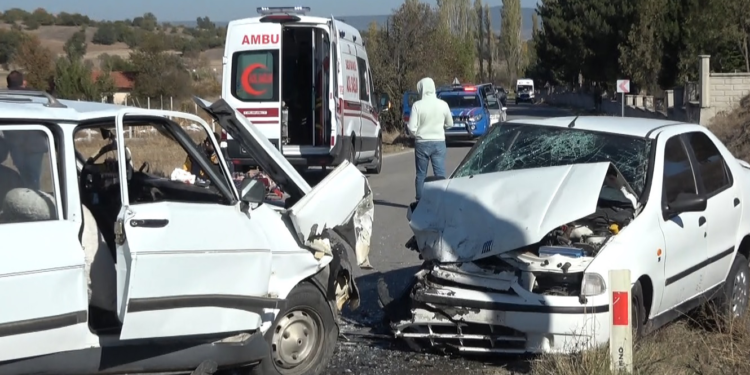 Kütahya'da 2 otomobil kafa kafaya çarpıştı; 5 yaralı