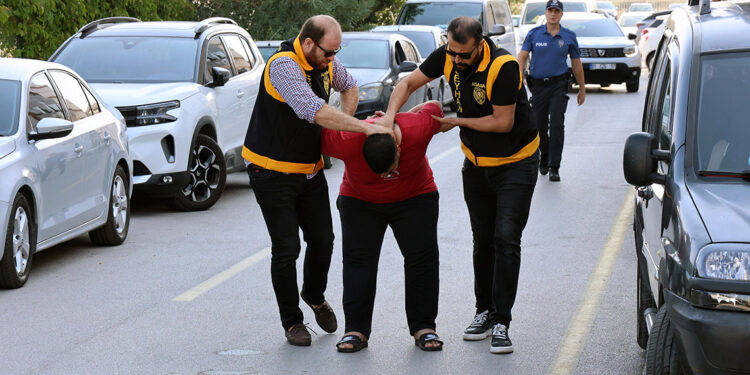 Lise öğrencisini, yolunu kesip taciz etti