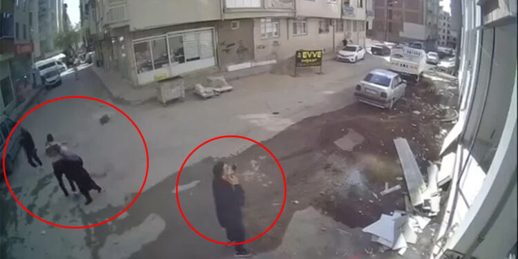 Binadan düşen sıva parçalarıyla 4 kişi yaralandı