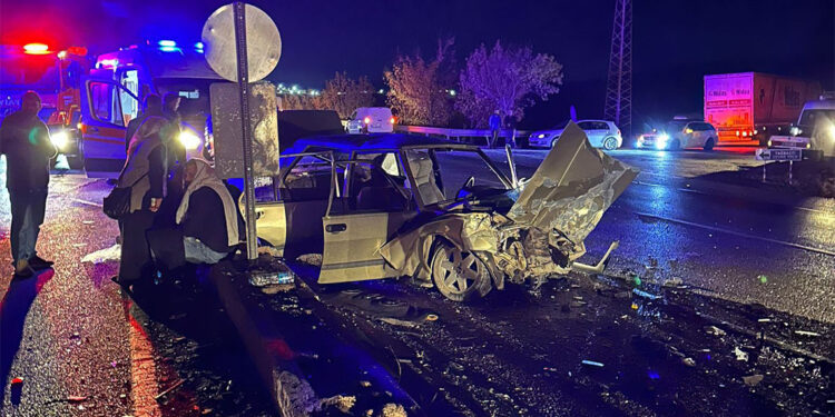 Manisa'da iki otomobil kafa kafaya çarpıştı