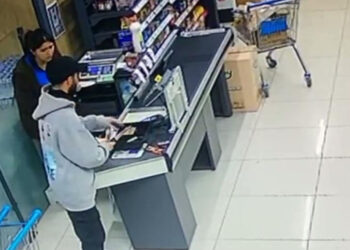 Markette kasiyere bıçakla tehdit