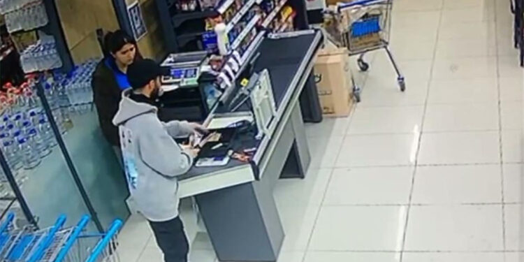 Markette kasiyere bıçakla tehdit