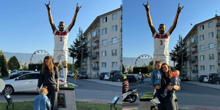 Merih Demiral'ın eşi bozkurt heykeli önünde fotoğraf çektirdi