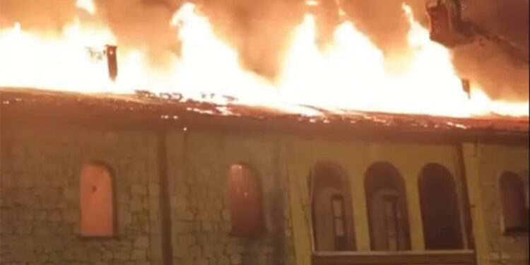 Tarihi Halk Kütüphanesinde yangın