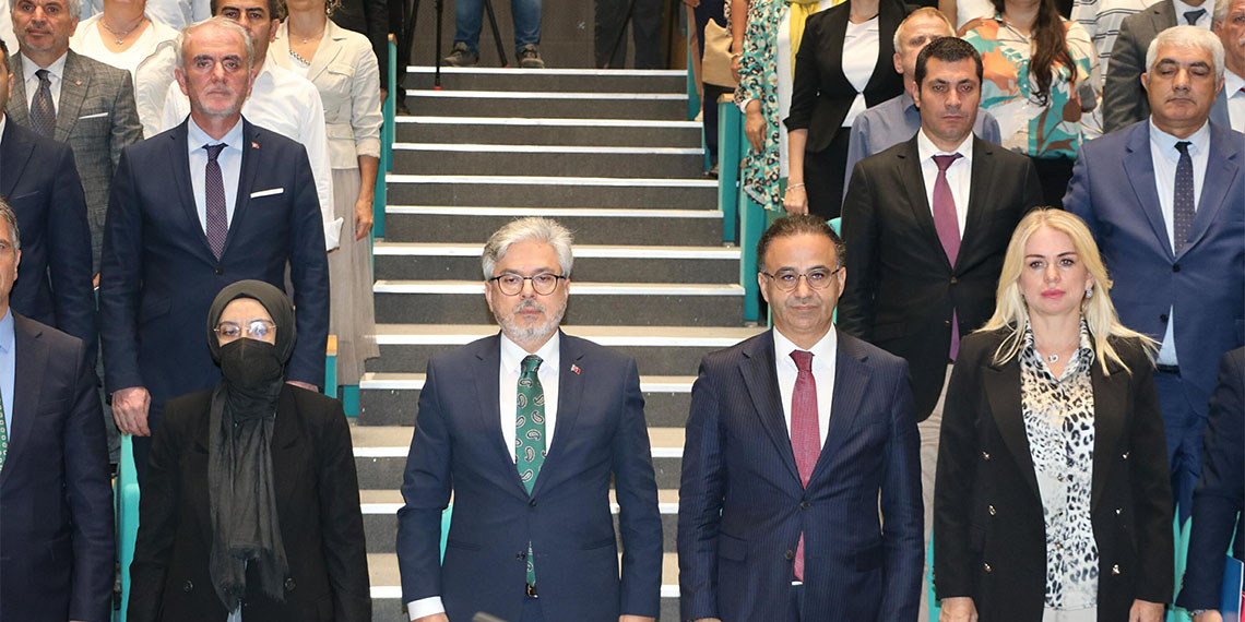 Milli Eğitim Bakan Yardımcısı Ömer Faruk Yelkenci, "Dijital teknoloji oryantasyonuna ihtiyacımız var. Bunu da en güzel yapabilecek olanlar, öğretmenlerdir. Çünkü anne babaların bu konuda yeteri derecede bilinçli olduklarını söylemek mümkün değil. Ama eğitimcilere, bize çok iş düşüyor. Bu noktada kendi kültürümüzde uygun bir şekilde bu adaptasyonu nasıl yapabileceğimizi düşünmemiz gerekir" dedi.