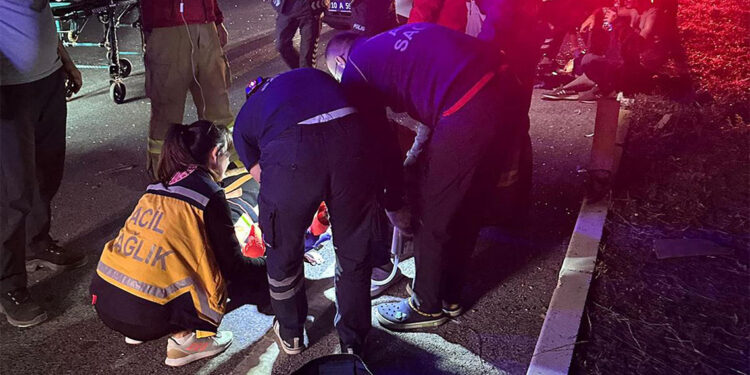 Minibüs park halindeki polis aracına çarptı