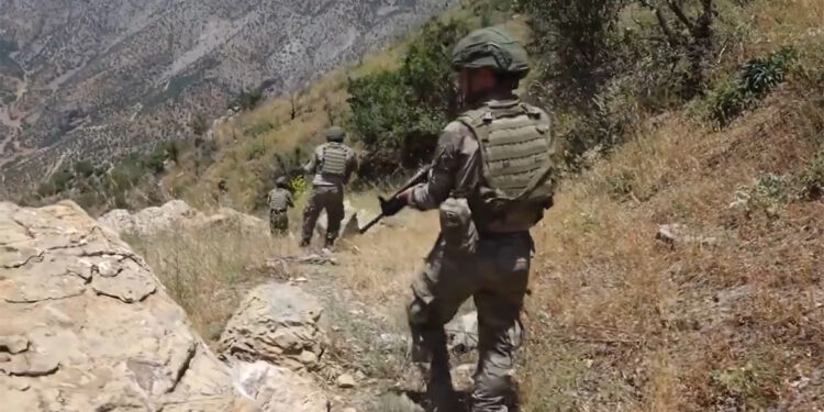 Fırat Kalkanı ve Barış Pınarı bölgelerinde 15 terörist öldürüldü