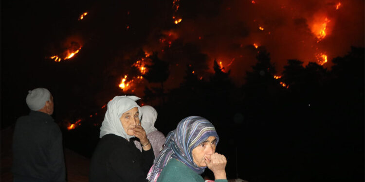 Dalaman ve Ortaca'da orman yangını; 11 kişi tahliye edildi