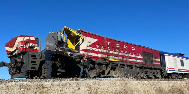 Muş'ta tren kamyona çarptı: 1 ölü, 2 yaralı