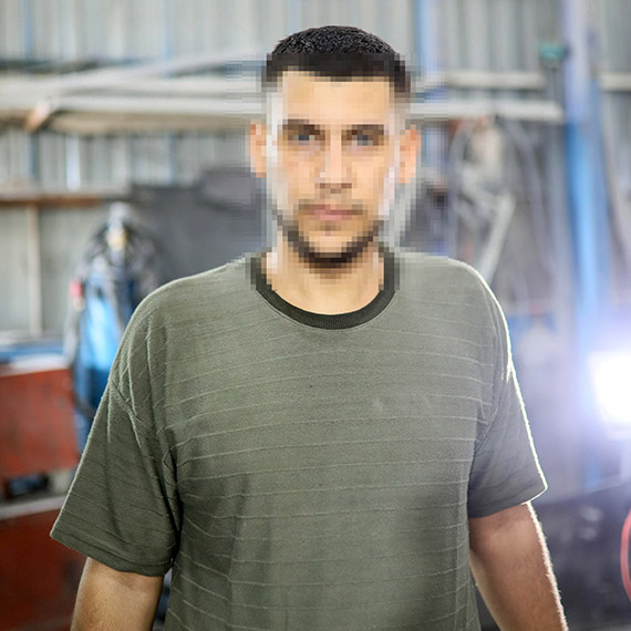 Antalya'da çalıştığı iş yerinde 70 bin lirayı bulan birikmiş maaşı alamadığı için patronuna ait masadaki 15 bin lirayı aldığı gerekçesiyle alıkonulan Vedat K.'nin (22), dişlerini kerpetenle çekip böcek yedirdiler.