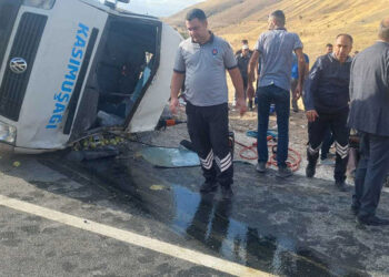 Malatya'da yolcu minibüsü devrildi: 1'i ağır 17 yaralı