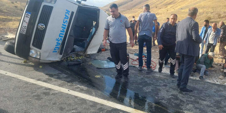 Malatya'da yolcu minibüsü devrildi: 1'i ağır 17 yaralı