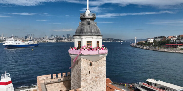 Meme kanserine karşı farkındalık için Kız Kulesi'ne pembe kurdele asıldı