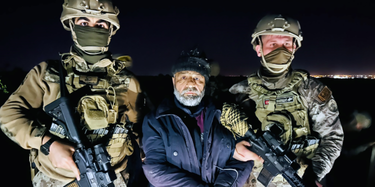 Mezarlıkta 3 kadını öldüren şüpheli, saklandığı oyukta yakalandı