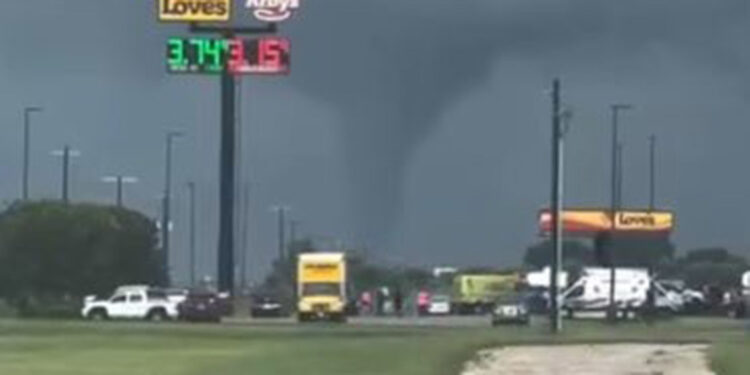 Milton Kasırgası kategori 3 şiddetiyle karaya vurdu