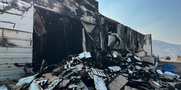 Mobilya fabrikasında çıkan yangın söndürüldü