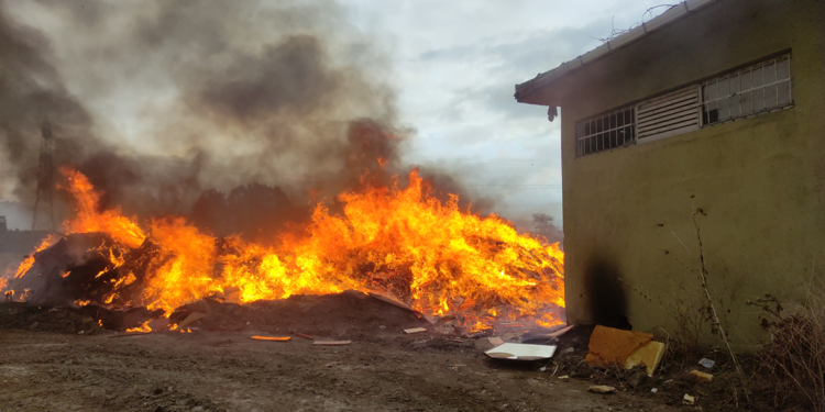 Moloz depolama alanındaki yangın, 1 saatte söndürüldü