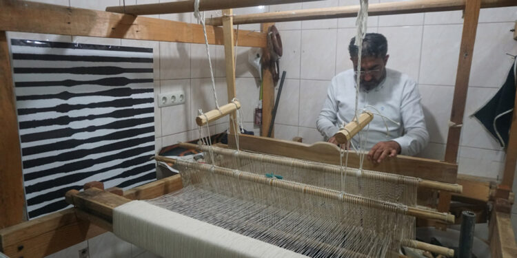 Mona Lisa portresi, coğrafi işaret alan Siirt battaniyesine işlendi