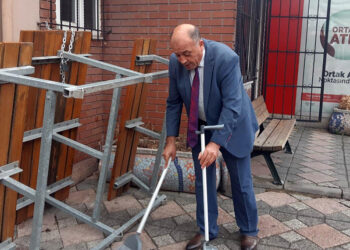 Muhtardan, banklara oturup çevreyi kirletenlere zincirli önlem