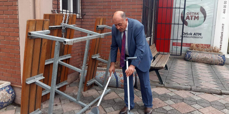 Muhtardan, banklara oturup çevreyi kirletenlere zincirli önlem