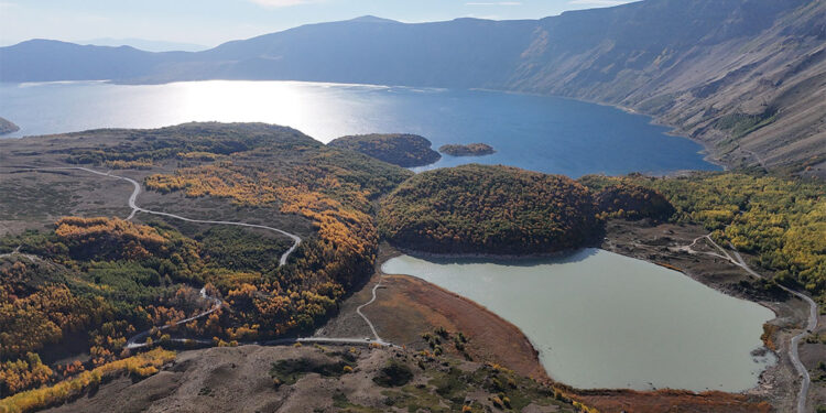Nemrut Krater Gölü'nde sonbahar güzelliği