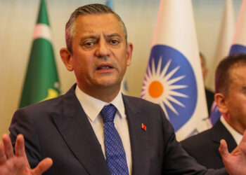 Netanyahu'nun hep birlikte alnını karışlarız