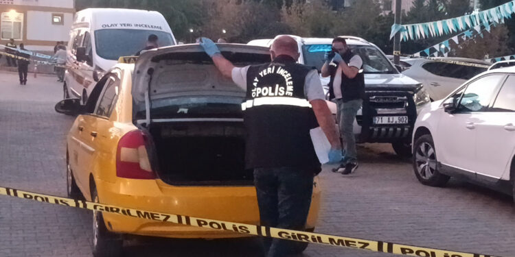 Nişanlısını tabancayla ağır yaralayıp, intihar etti