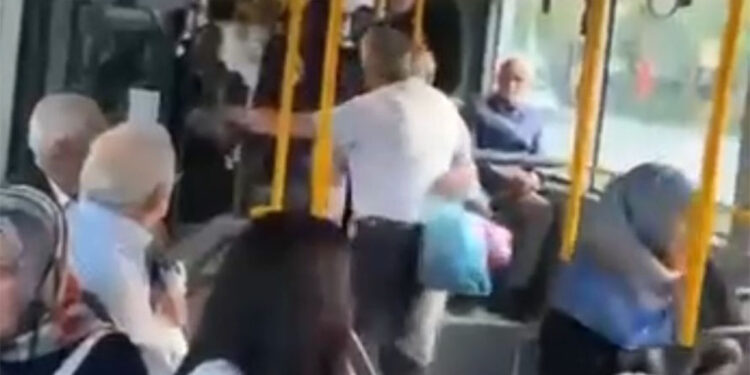 Otobüs şoförü ile yolcunun durakta durmadın kavgası