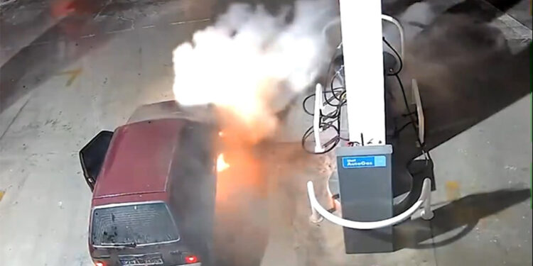 Akaryakıt istasyonuna giren otomobil alev aldı