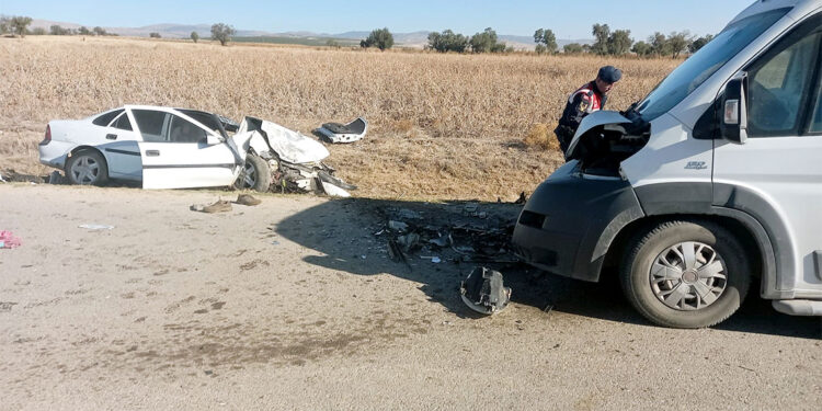 Okul servis minibüsü ile otomobil çarpıştı; 4 ölü 1 yaralı