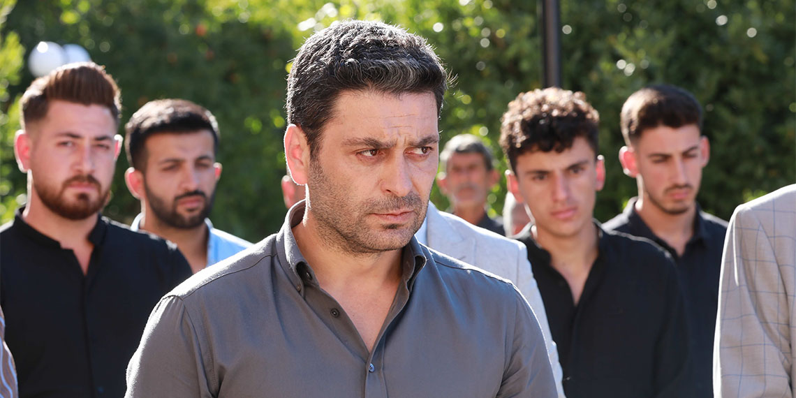 ‘İlyas Çakırbeyli’ ve ‘Doktor Hakan’ karakterleriyle televizyon seyircisinin beğenisini kazanan Ozan Akbaba aşiret reisi rolüyle ekranlara dönüyor.