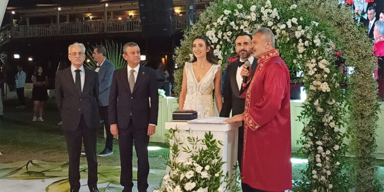 Özgür Özel nikah şahitliği yaptı