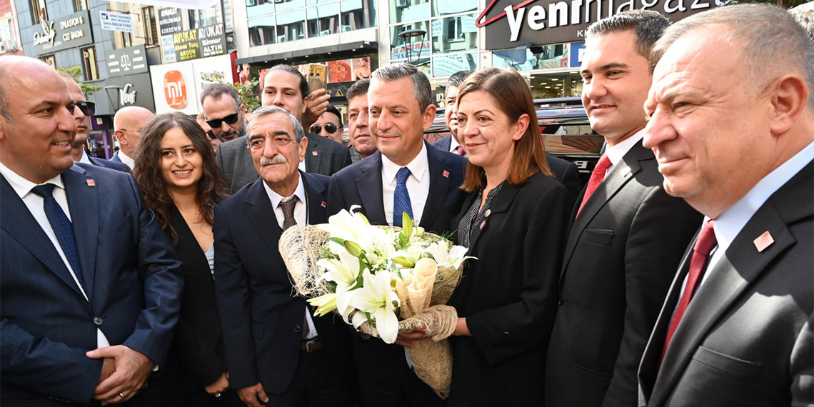 CHP Genel Başkanı Özgür Özel, "Bu kahraman ve güçlü ordu, gerektiğinde ölmek için gözünü kırpmayan 83 milyon, Conk Bayırı'nda ve Anafartalar'da kefensiz yatanların torunları varken, İsrail bize nasıl saldıracak?" dedi.