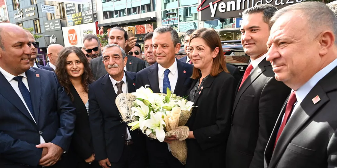 Chp genel başkanı özgür özel, "bu kahraman ve güçlü ordu, gerektiğinde ölmek için gözünü kırpmayan 83 milyon, conk bayırı'nda ve anafartalar'da kefensiz yatanların torunları varken, i̇srail bize nasıl saldıracak? " dedi.