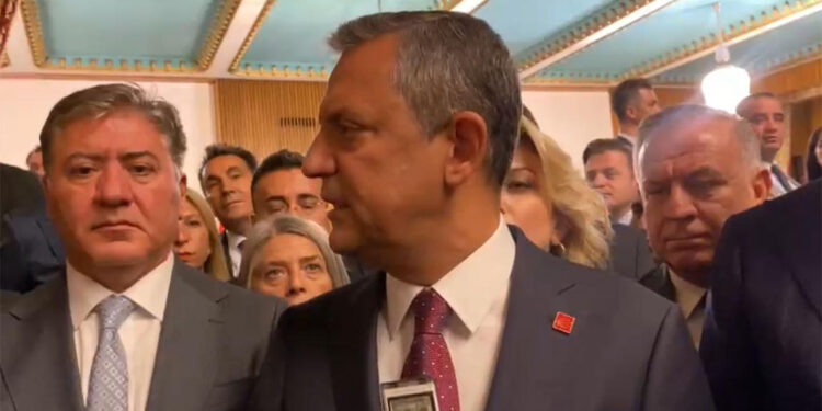 Özel'den 'ayağa kalkma' yanıtı