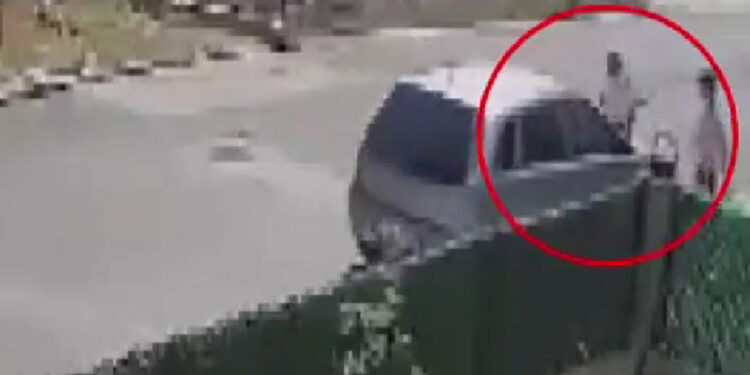 Oğlunu ağlatan 12 yaşındaki çocuğu aracıyla ezdi