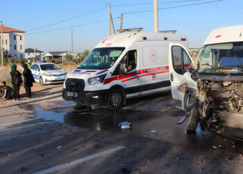 Öğrenci servisi ile TIR çarpıştı :11 yaralı