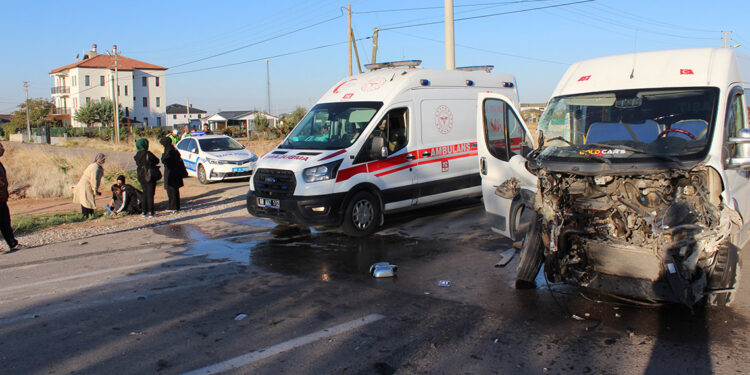 Öğrenci servisi ile TIR çarpıştı :11 yaralı
