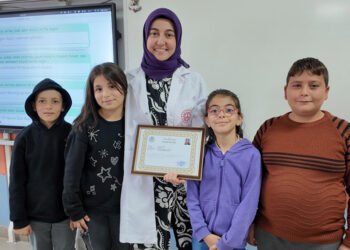 Öğrencisinin 'çok seviyorum' dediği öğretmene başarı belgesi