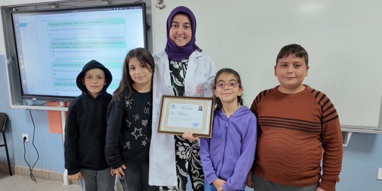 Öğrencisinin 'çok seviyorum' dediği öğretmene başarı belgesi