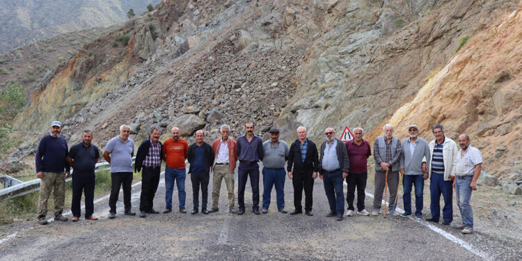 Oltu-Artvin kara yolu heyelan sebebiyle 45 gündür kapalı