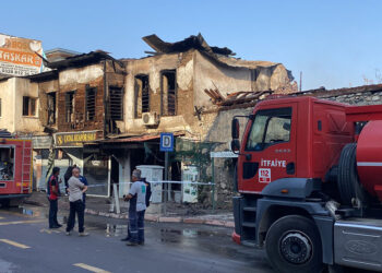 Osmaniye'de tarihi konak ile altındaki 3 iş yeri yandı